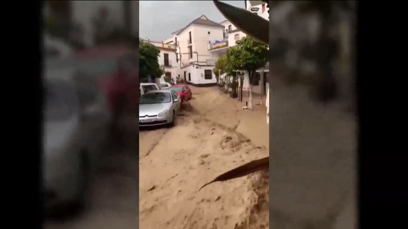 El desbordamiento del río Trejo inunda varias calles de Setenil (Cádiz)