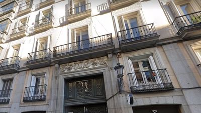 Encuentran los cadáveres de una mujer y su hijo en un piso de la calle Atocha