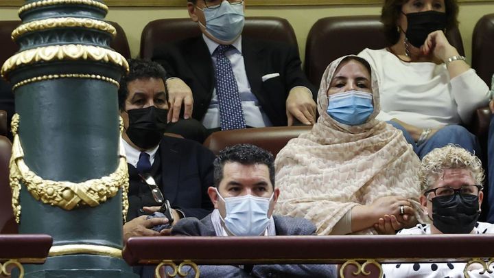 El delegado del Frente Polisario para España, Abdulah Arabi (i), asiste desde la tribuna de invitados a la sesión de control al Gobierno en el Congreso de los Diputados. / EFE