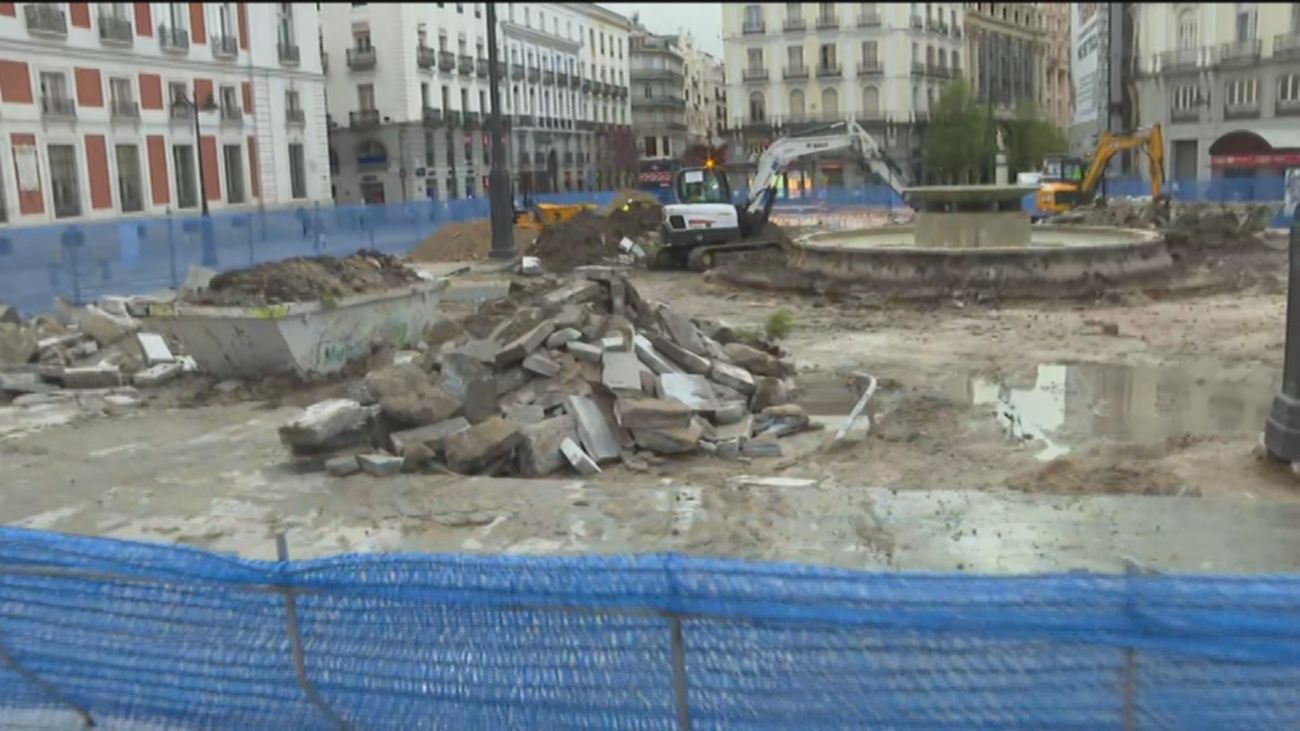 La Puerta del Sol ya está en plena vorágine de las obras para eliminar tráfico y obstáculos
