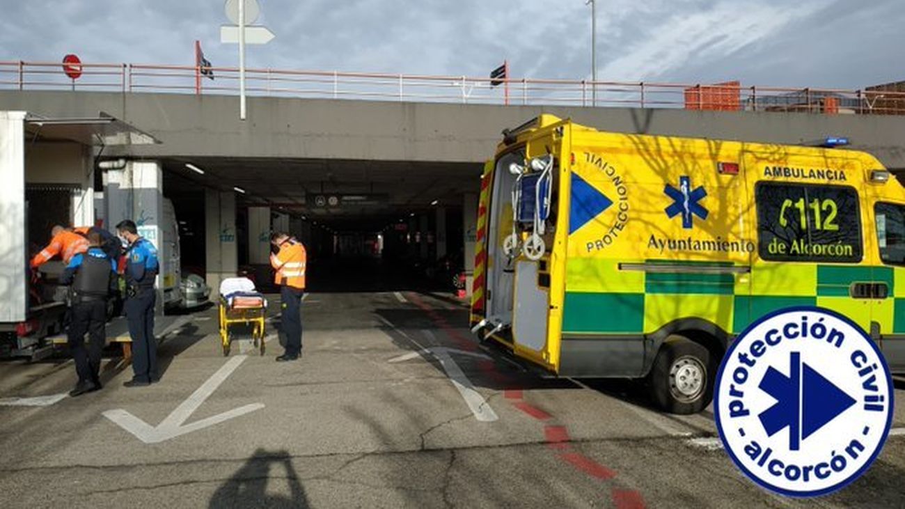Asistencia sanitaria al trabajador herido en el centro comercial de Alcorcón