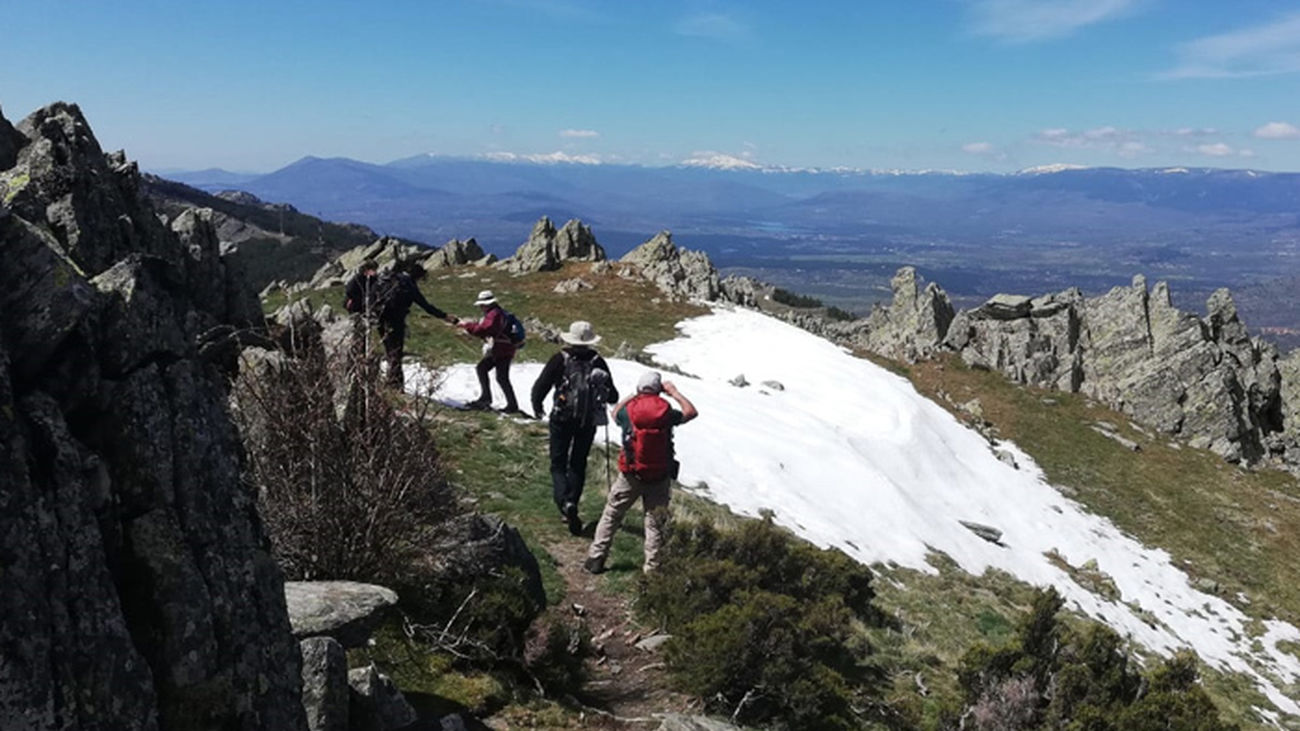 Grupo de senderistas por las alturas de la Sierra Norte de Madrid