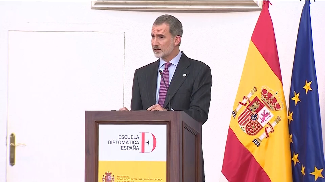 El Rey entrega los despachos a la nueva promoción de diplomáticos, la primera con paridad total