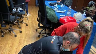 Policías y un joven al que salvaron de un intento de suicidio se reencuentran en Móstoles