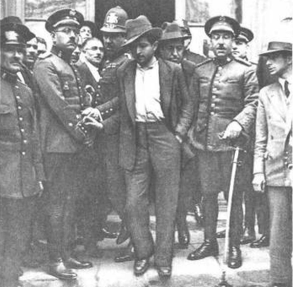 Ricardito junto a agentes barceloneses / BNE