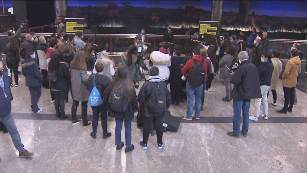 Pop rock en el metro de Nuevos Ministerios con Álvaro de Luna para lanzar un mensaje a Rusia