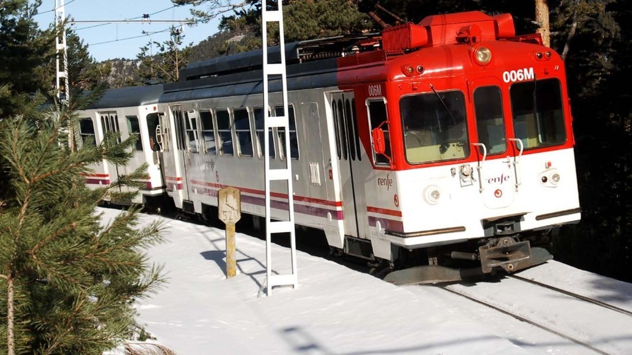El Cercanías Cercedilla-Cotos sobre las vías nevadas