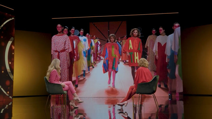 Ágatha Ruiz de la Prada modelando con Mila Ximénez / DIEZ MOMENTOS