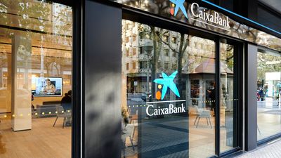 Más de 1.200 empleados de CaixaBank acogidos al ERE salen este viernes de la entidad