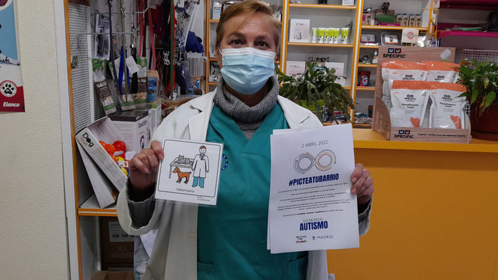 Una veterinaria muestra pictogramas en su clínica de Valdebernardo / FRAVM