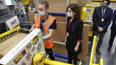 Ayuso insta a cesar "ministros o ministres" que "atacan al consumo", bajar impuestos y hacer "sacrificios" por la crisis