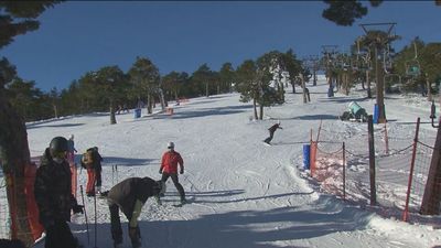 La estación de esquí de Navacerrada cierra temporalmente por las condiciones meteorológicas