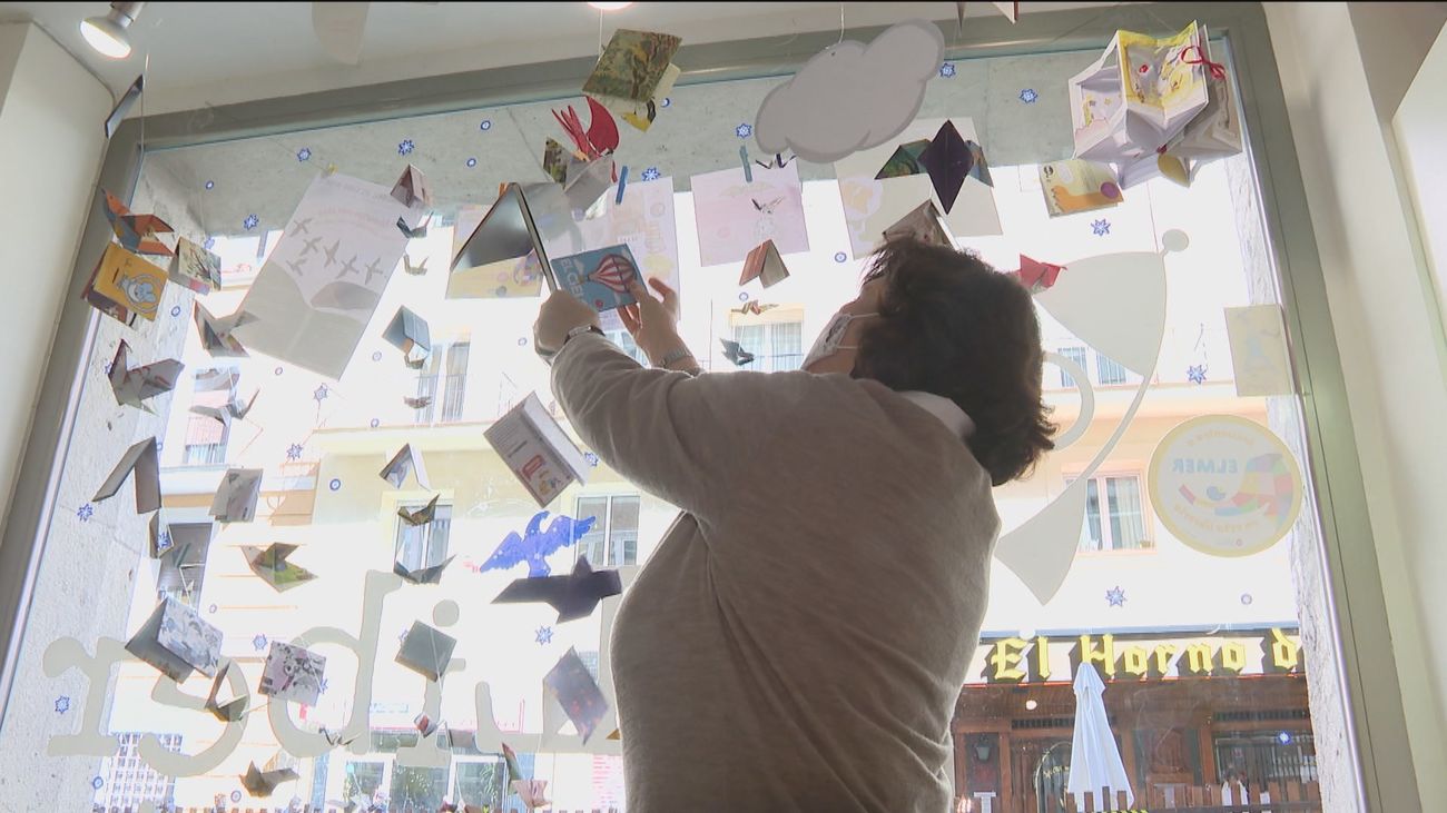 Las librerías convierten sus escaparates en sala de lectura abierta a los niños
