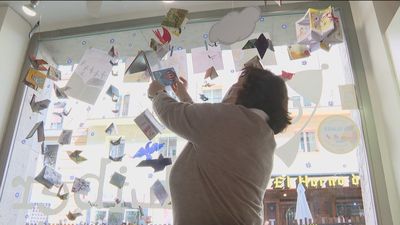 Las librerías convierten sus escaparates en sala de lectura abierta a los niños