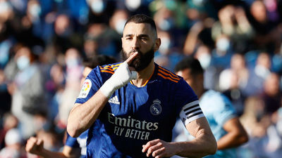 1-2. Benzema levanta al Real Madrid en Balaídos, de penalti