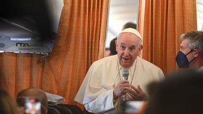 El papa  no descarta viajar a  Kiev tras la invitación realizada por Zelenski