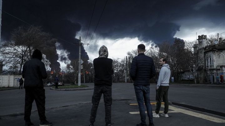 Tres columnas de humo en la ciudad de Odesa / EFE