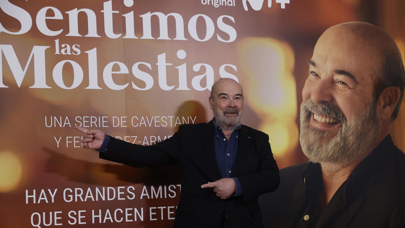 El actor Antonio Resines posa durante la presentación de la serie 'Sentimos las molestias' en el Teatro Real de Madrid.