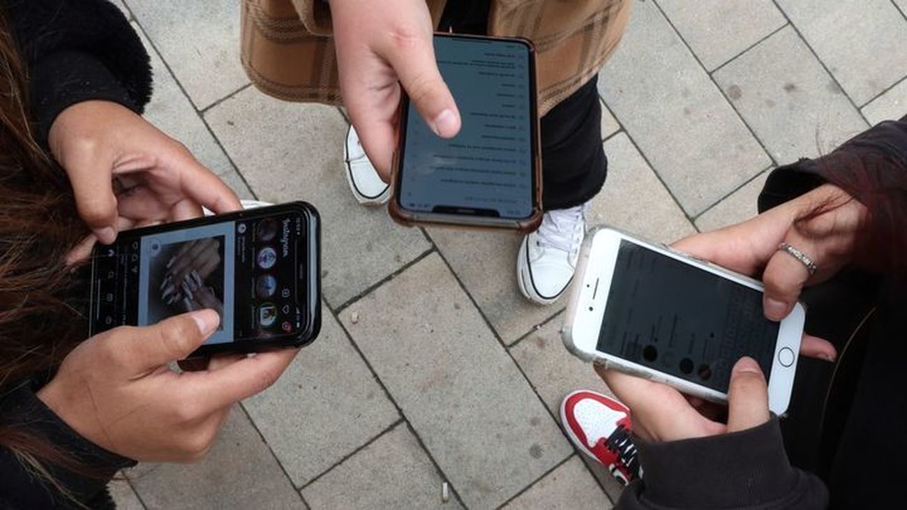 Personas utilizando sus teléfonos móviles