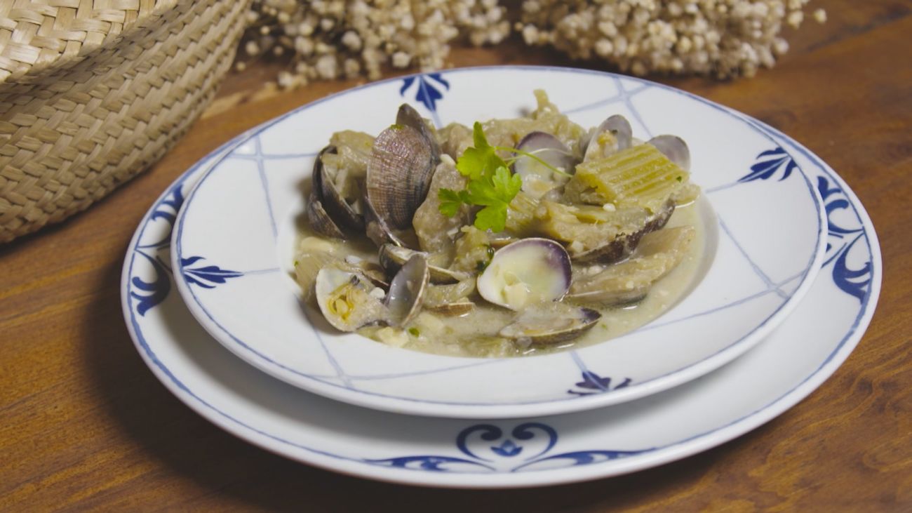 Hasta la cocina: Cardo en salsa de almendra y almejas