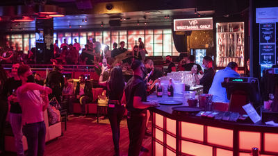 Las comunidades a expensas de los expertos para relajar las mascarilla en interiores