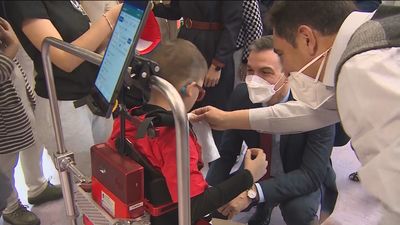 Jorge, el niño que ha vuelto a ir al colegio andando gracias a un exoesqueleto