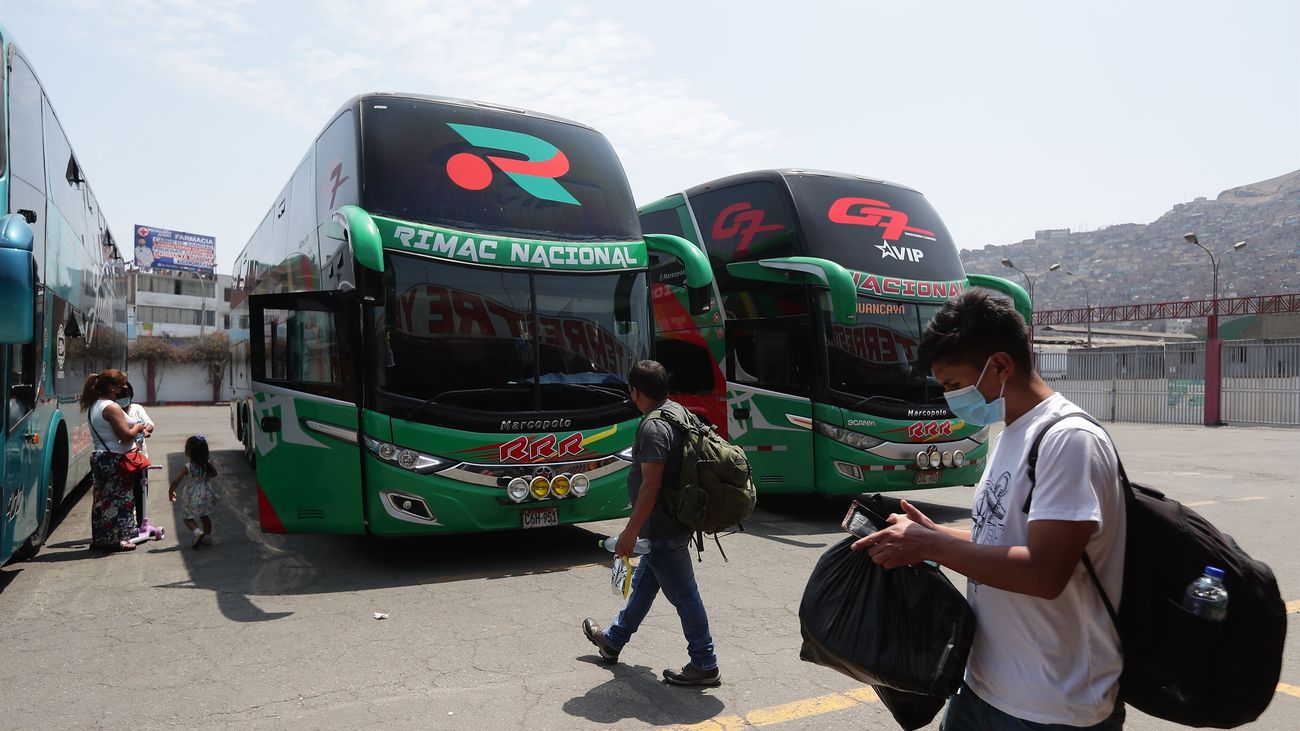 Autobuses durante el paro de transportistas en Perú