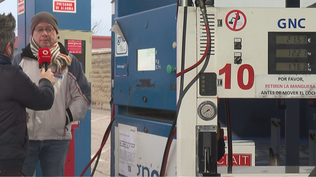 Los taxistas madrileños, indignados por la subida con nocturnidad y alevosía del gas que usan sus vehículos