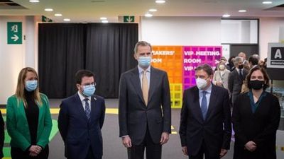 Colau justifica saltarse el besamanos con el Rey por ser algo "anacrónico", pero dice que siempre lo saluda