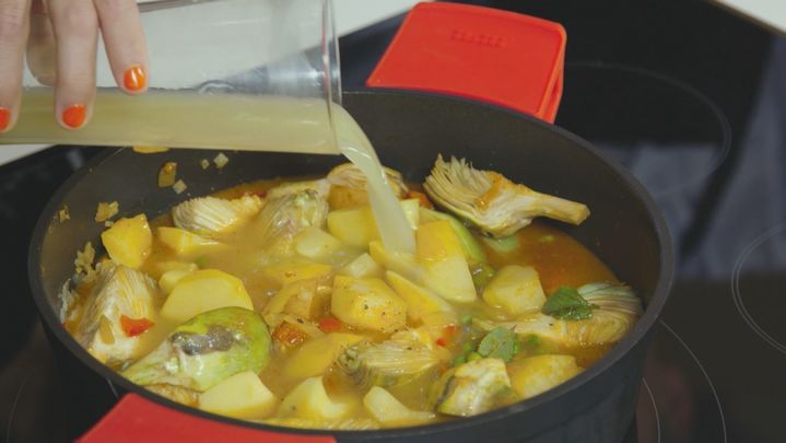 Receta de puchero de patatas con alcachofas y chili