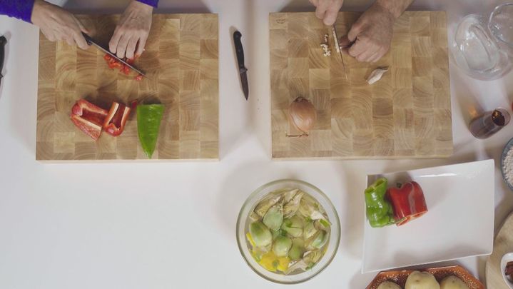 Receta de puchero de patatas con alcachofas y chili