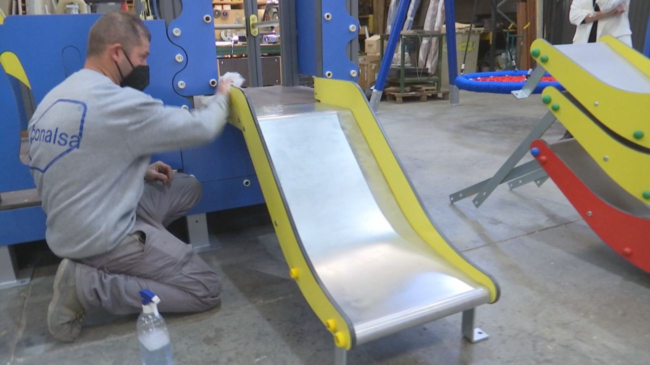 Así se fabrican los columpios de los parques infantiles