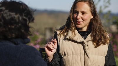 "Los rusos no solo matan, también torturan", refugiada de Bucha dice que hace casi un mes ya había muertos en las calles