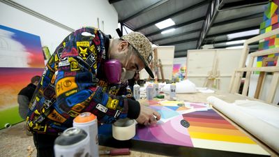 Okuda pintará un mural en la Biblioteca de San Fermín junto a los vecinos