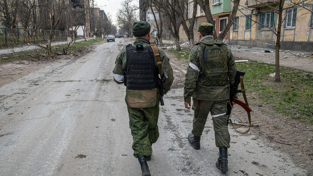 Soldados de la República Popular de Donetsk caminan hacia el frente activo en Mariupol