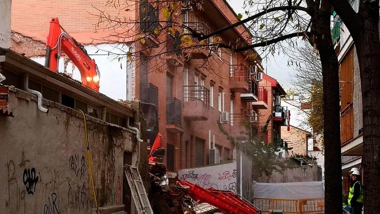 Imagen del derribo de una vivienda unifamiliar afectada por la Línea 7B de Metro de Madrid en San Fernando de Henares