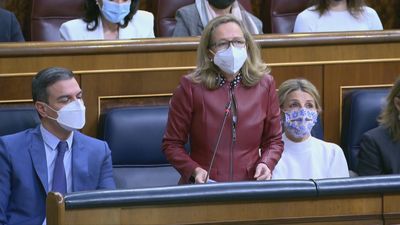 Calviño avisa: Las eléctricas no pueden tener beneficio extra a costa del ciudadano