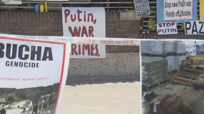 Carteles de 'Putin asesino' en la embajada rusa mientras el embajador dice que la matanza de Bucha es un montaje