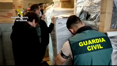 La Guardia Civil detiene a tres falsos vendedores de sofás 'online'
