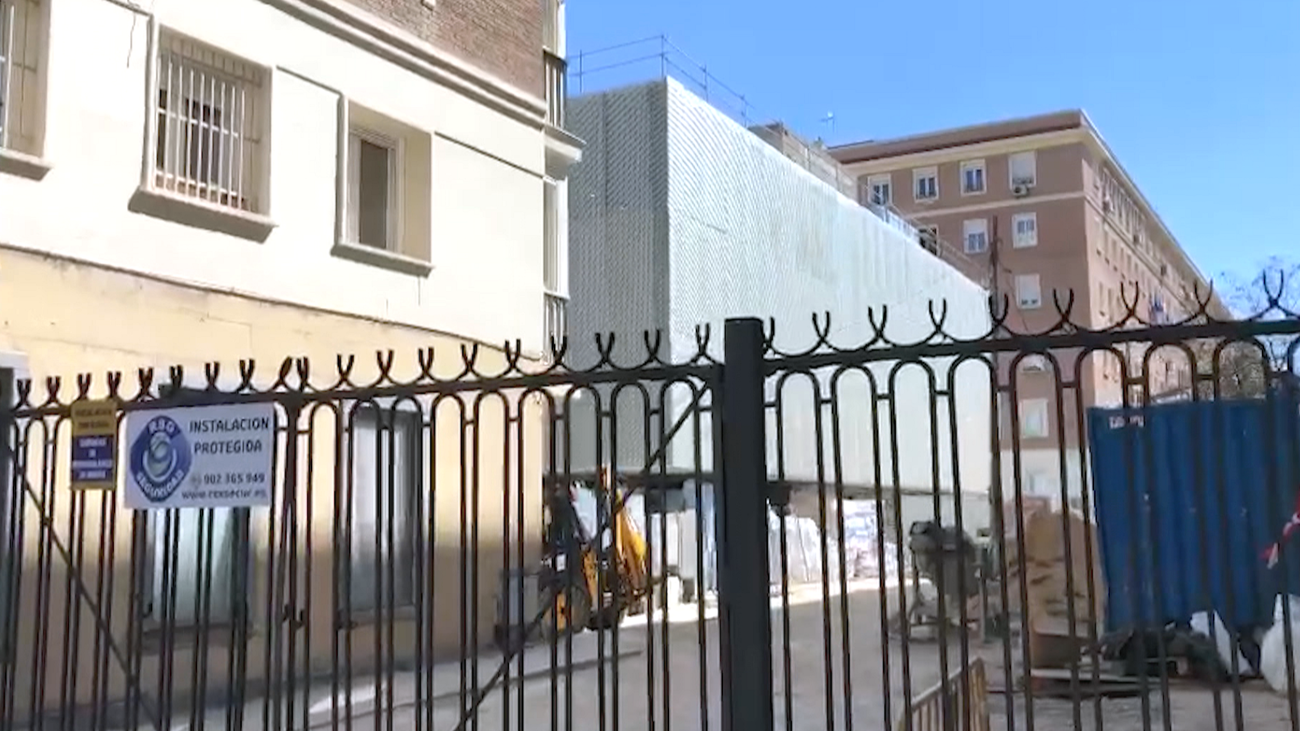 Los alumnos del Colegio San Cristóbal de Chamberí se ven obligados a dar las clases de gimnasia en la calle