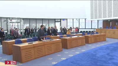 La AVT explica por carta a Marlaska que le retira su cruz honorífica "asombrada por su radical cambio" como ministro