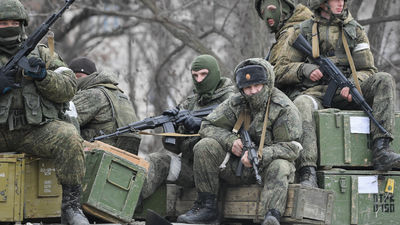 Rusia centra sus ataques en el este de Ucrania mientras miles de ucranianos huyen del Donbás