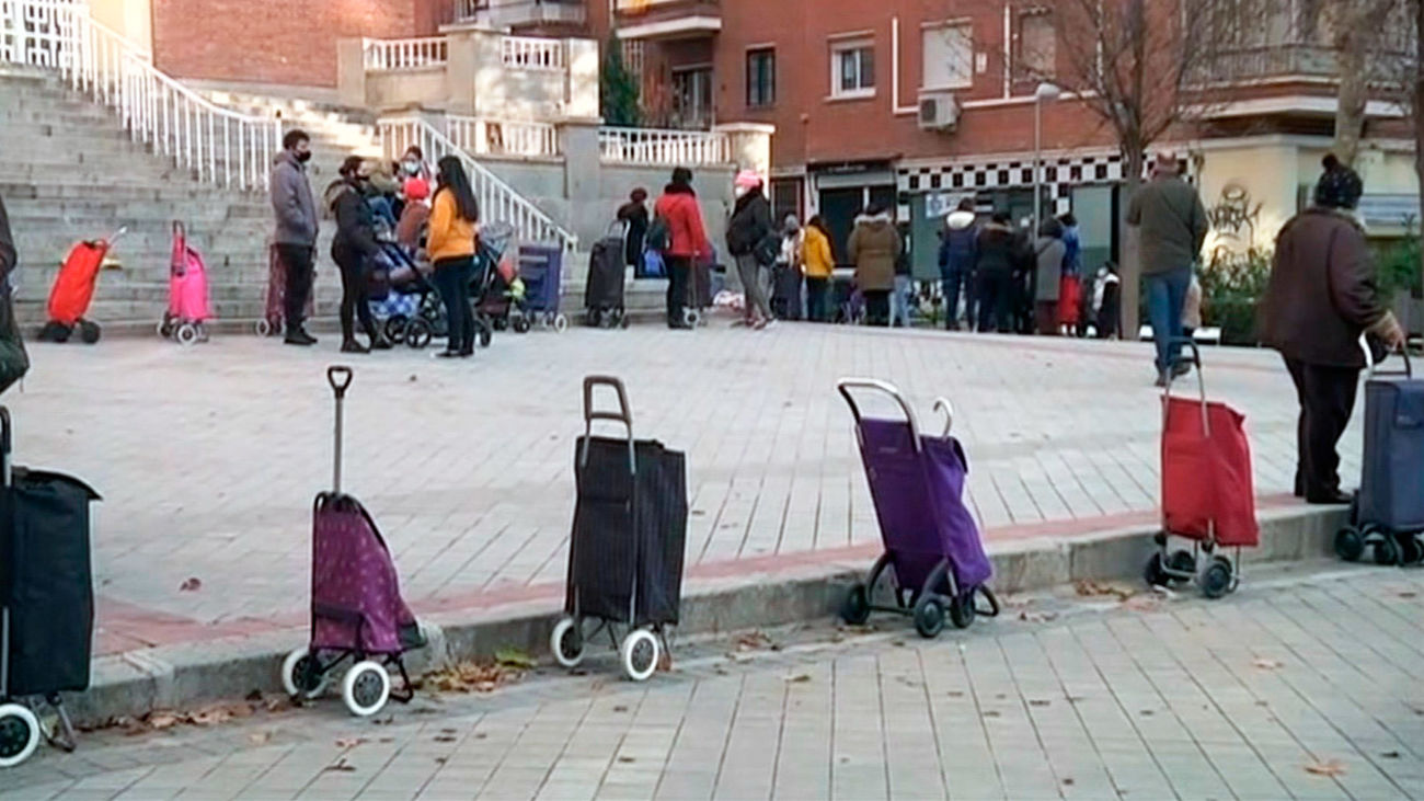 La despensa solidaria de Aluche, al límite de sus posibilidades para atender más familias