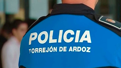 Policías de Torrejón consiguen reducir a un perro peligroso que atacó a una familia en su casa