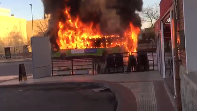 Arde un autobús interurbano en Villanueva del Pardillo