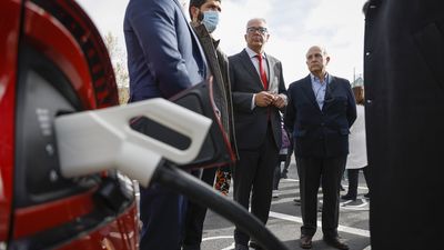 La Comunidad de Madrid enseña el proyecto de electrolinera de Pozuelo de Alarcón a una delegación del Gobierno de Puerto Rico