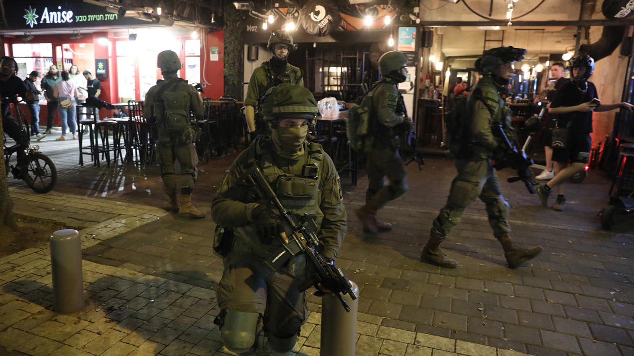Las fuerzas especiales del ejército israelí tras el tiroteo en la calle Dizengoff, en un bar en el centro de Tel Aviv