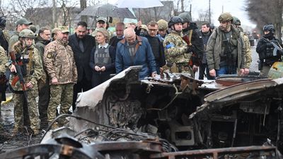 Von der Leyen y Borrell visitan una fosa común en Bucha durante su viaje a Kiev