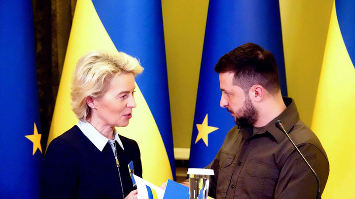 La presidenta de la Comisión Europea, Ursula von der Leyen, con el presidente de Ucrania, Volodímir Zelensky, en Kiev / EUROPA PRESS