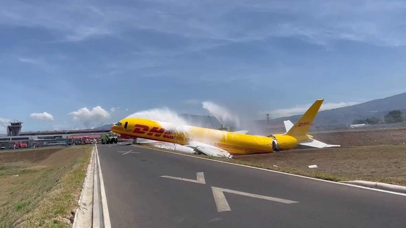 Un avión de DHL se parte en dos en un accidente en Costa Rica sin víctimas